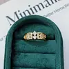 Anillo Abierto de Lujo de Gama Alta Accesible Apilable Medieval Vintage Full Zirconia Cúbica Microincrustada Anillo Personalizado de Nicho para Mujer