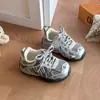 Nueva colección de otoño de zapatillas deportivas antichoque para niños, con un diseño retro de bloques de color, parte superior de malla transpirable y suela suave, adecuadas para niños pequeños que están aprendiendo a caminar, disponibles para niños y niñas.
