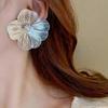 Pendientes de flores de metal distintivos estilo Hepburn, de nicho europeo y americano, elegantes, combinables con todo, de alta gama, ligeros, lujosos y elegantes.