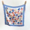 Diseño estilo coreano, pañuelo cuadrado con estampado de fresas fresco y lindo, bufanda decorativa versátil para el cuello, pañuelo elegante para la cabeza para mujeres