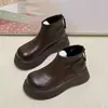 Botines cortos de cuero suave con suela gruesa para mujer, nuevo estilo otoño e invierno 2026, suela con plataforma en la puntera grande, versátiles retro, botas con forro de felpa para mujeres petite