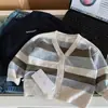 Suéter de rayas con cuello en V para niños, nuevo estilo primavera y otoño 2026, cárdigan casual versátil para niños pequeños, chaqueta elegante para niñas