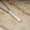 Colar de Casal Estiloso e da Moda Estilo Europeu e Americano com Barra Tridimensional de Aço Inoxidável e Pilar Quadrado, Pingente a Laser Disponível