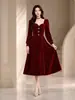 Vestido vintage de terciopelo para mujer, de cuello cuadrado, largo medio, manga larga, con cintura alta y falda amplia, creando un elegante y atmosférico vestido rojo.