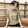 Camiseta de Tricô Simples com Gola Alta e Mangas Morcego para Mulheres, Novo Estilo para o Início do Outono, Peça Básica Soltinha e Emagrecedora, Top Estiloso e Versátil