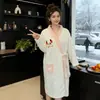 Roupão vestível outono e inverno estilo casal absorvente sem bolinhas casa confortável estilo longo banho estação outono e inverno pijama bordado
