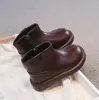 Botas curtas quentes versáteis com sola grossa que aumentam a altura, novo modelo outono e inverno 2026, bico redondo, forradas com fleece, couro macio, botas Martin com sola macia