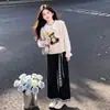 Conjunto de colete fofo de urso estilo preppy para meninas, camisa com gola de boneca estilo coreano, calça larga versátil com retalhos xadrez, moderno