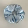 Scrunchie de Cetim Cremoso Brilhante Perolado com Borda Prensada Estilo Coreano com Toque Avançado para Rabos de Cavalo e Prendedores de Cabelo para Mulheres