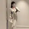 Decote em V estilo francês, design de nó torcido, elegante e modelador, vestido midi justo com detalhes de amarração, mangas compridas, barra assimétrica e uma silhueta suave e fluida