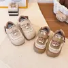 Sapatos femininos 2026 primavera e outono novos tênis de treino infantis com sola macia, sapatos esportivos para meninas pequenas, sapatos de malha para meninos