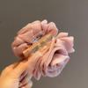 Horquilla de alta calidad con diseño de rosa tridimensional suave para mujer, estilo nicho, con clip de tiburón en la parte posterior de la cabeza, elegante, ligera y de lujo 2024