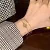Pulseira de Aço Titânio com Trevo de Quatro Folhas por Toda a Peça para Meninas, Corda Vermelha, Joia de Mão Leve e Exquisita, de Luxo, Não Desbota, Venda Quente Transfronteiriça
