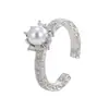 Anillo de Apertura con Patrón de Hierba Tang Corona Perla para Mujer Moda de Lujo Ligero Diseño Personalizado de Nicho Anillo de Combinación Perfecta de Gama Alta para Mujer