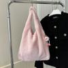 Lindo bolso de mujer de felpa de color sólido simple, otoño e invierno 2023, nuevo bolso de hombro bajo el brazo de gran capacidad de estilo occidental