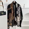 Lenço de Seda com Estampa de Leopardo Estilo Old Money Retrô para Mulheres Versátil Leve Luxo Temperamento Lenço de Algodão Linho para Ambientes com Ar Condicionado Xale Longo para Roupas de Exterior