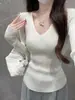 Camiseta base de punto morada con cuello en V y manga larga para mujer, estilo otoño suave y de deseo puro, top ajustado y favorecedor