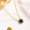 Set Personalizado de Flor de Cinco Pétalos, Moda Transfronteriza Negro y Blanco Acero de Titanio Collar y Pendientes, Set Estilo Lujo Ligero, Cadena para Clavícula