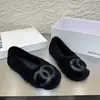 Zapatos Birkenstock peludos de estilo tweed con punta redonda y suela plana para mujer, nueva colección otoño/invierno 2026, versátiles y cálidos, con forro añadido y suelas engrosadas