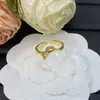 Anillo de Nuevo Modelo con Letra V Estilo Europeo y Americano Transfronterizo con Logo y Diseño de Flor Incrustada con Diamantes para Mujer, Anillo de Gama Alta al por Mayor