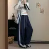 Pantalones deportivos de algodón grises, otoño 2026, diseño a rayas de bloques de color, estilo de pierna curva, pantalones anchos holgados y casuales