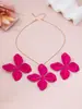 Set de aretes y collar de flor grande de cuatro pétalos en esmalte frío, set para mujer para ocasiones formales y fiestas, cadena de hueso de serpiente chapada en oro