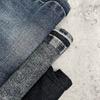 Fábrica têxtil Hongsheng em estoque fornece 10*10 jeans de bambu horizontal liso, macio, respirável, tecido de verão para lavar