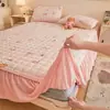 Un juego de tres piezas de colchas de encaje de terciopelo de leche frescas y delicadas, que incluye una falda de cama blanca engrosada para el invierno, una cubierta de cama de cobertura total y un protector de colchón