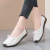 Sapatos femininos com sola grossa para aumentar a altura, novo modelo outono 2026, sapatos de sola macia para mães, sapatos baixos slip-on preguiçosos para pessoas de meia-idade e idosos