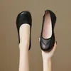 Nuevos zapatos casuales cómodos de estilo chino para madres, nuevo modelo de otoño 2026, tacón de cuña, suela suave, suela gruesa, boca poco profunda, zapatos de cuero suave de una sola pieza