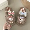 Lindas pantuflas peludas estilo caricatura para niñas, nueva colección otoño/invierno 2026, punta abierta, suela plana, de felpa y con una sola tira para usar en interiores