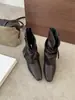 Botines retro estilo coreano con punta cuadrada pequeña, diseño interior que aumenta la altura y detalle de hebilla de cinturón, una pieza de moda de la colección Otoño 2026