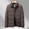 Nueva chaqueta de plumón ligera de invierno para hombre, moderna y casual, con cuello de punto, que ofrece un toque de lujo y calidez con su relleno de plumón de pato blanco