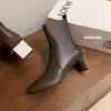 Populares Botines de Cuero Genuino con Tacón Grueso Estilo Europeo y Americano para Mujer, Nuevos para Otoño e Invierno 2025, con Hebilla Metálica, Cierre Lateral con Cremallera, Punta Redonda