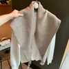 Nueva colección de otoño e invierno: Bufanda triangular de alta gama para mujer, con un diseño relajado y elegante, de corte irregular y que proporciona calidez como capa exterior.