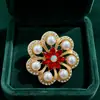 Broche Pérola Cor Retro Luxo Leve Flor de Liga Dourada Pin para Suéter Casaco Feminino Broche Floral Versátil