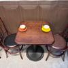 Mesa e Cadeira de Café Retro Americanas Combinação Loja de Chá com Leite Sobremesas Água com Açúcar Mesa Redonda Pequena Restaurante Ocidental Mesa e Cadeira de Madeira Maciça Comercial