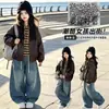 Chaqueta de cuero de primavera y otoño para niñas, nuevo estilo 2026, chaqueta estilo coreano, sudadera con capucha y pantalones vaqueros, un conjunto de tres piezas para niños mayores