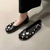 Versão mesclada~Sapatos baixos femininos estilo retrô com blocos de cor, bolinhas e bico redondo, sapatos de calçar com salto grosso e corte baixo
