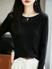 Suéter feminino de lã fina, ombro a ombro, manga longa, design suave de um ombro só, com detalhes em crochê vazado, efeito emagrecedor, top de malha de manga longa