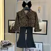 Conjunto de Ropa de Otoño para Niñas 2026 Nuevo Elegante Chic Chaqueta con Estampado de Leopardo Estilo Coreano Pantalones Acampanados Ajustados de Mezclilla Conjunto de Dos Piezas