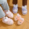 Zapatos de algodón de invierno para niños, diseño lindo de conejo, cálidos y forrados de felpa, para niñas, estilo de combinación padre-hijo, antideslizantes, de suela gruesa, pantuflas de algodón para interiores para bebés
