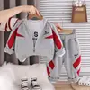Conjunto Casual Masculino para Primavera e Outono, Novo Estiloso Conjunto de Três Peças Color-Blocking de Manga Longa para Crianças para Uso ao Ar Livre, Disponível para Atacado
