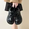 Sapatos femininos de couro 2026 primavera-verão novo estilo retrô britânico preto versátil plataforma que aumenta a altura sapatos JK sola grossa mocassins