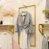 Estante de exhibición de ropa al por mayor del fabricante, perchero de pared, estante de pared para tienda de ropa de mujer, combinación de estantes para colgar ropa