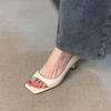 Sandálias Quadradas Retro Francesas Peep-Toe para Mulheres, Novo Estilo Verão 2025, Versáteis com Recortes Laterais e Salto Alto Fino