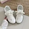 Populares zapatillas blancas estilo alemán, nuevo modelo otoño 2026, versátiles para estudiantes, zapatos casuales de color menta para commuting y actividades al aire libre, suela gruesa para mujer