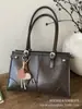 Bolso Casual y Versátil para Mujer Gran Capacidad Nuevo Otoño e Invierno 2025 Bolso de Hombro Retro Bolso Tote de Alta Calidad para Viajes