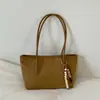Nueva colección de primavera 2026: Bolso de mano para mujer estilo coreano, con un elegante diseño color block, gran capacidad y correa para el hombro, lo que lo convierte en un bolso tote versátil para ventas transfronterizas.