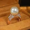 Anillo Redondo de Material Duro de Perla de Imitación Tricolor con Banda Dorada, Suave y Lujoso, Sensación de Alta Gama, Elegante Anillo de Perla de Imitación